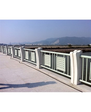 合格的防桥梁栏杆表面经过特点的工艺处理
