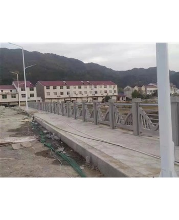 公路旁的水泥仿木栏杆有什么作用？