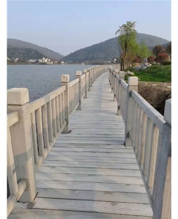 水泥仿木围栏具有坚固美观等特点